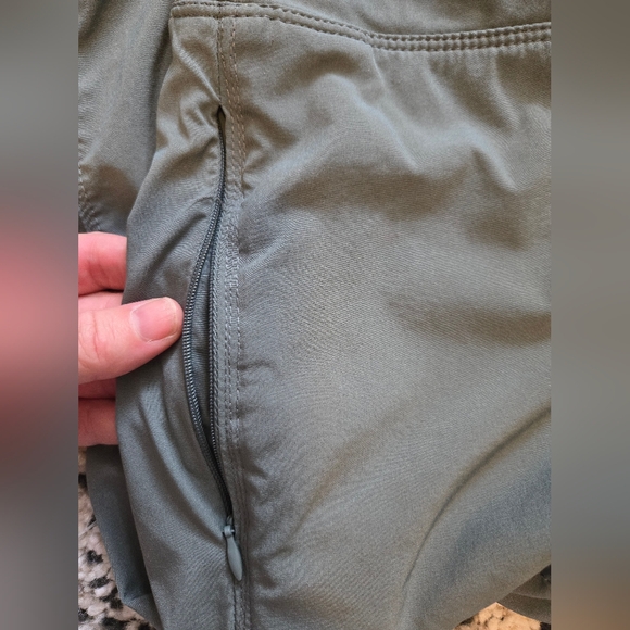 Apana brand. Size small/medium. Green. 3/4 cropped joggers. Elastic drawstring - Picture 4 of 12